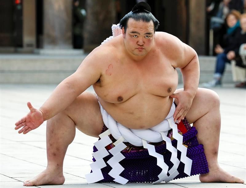 El gran campeón japonés de sumo Kisenosato decide retirarse