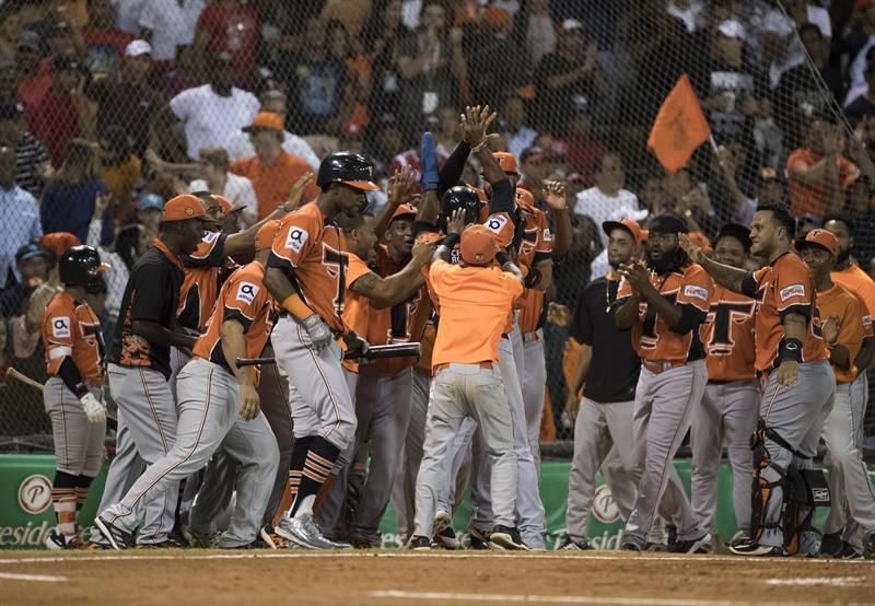 Los Toros vencen con susto a los Leones y avanzan a la final del béisbol dominicano