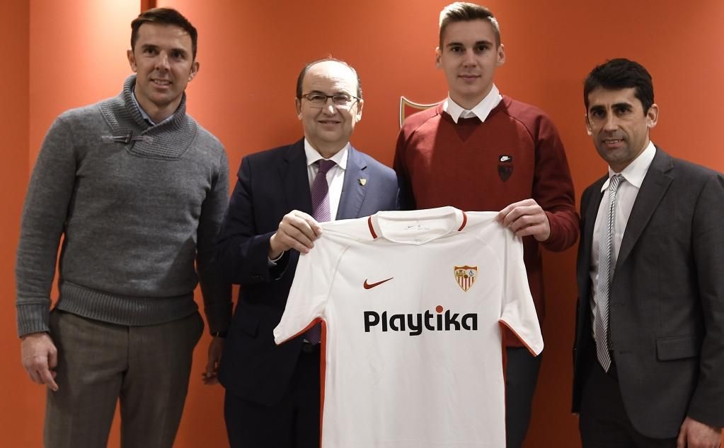 Oficial: Wöber, cedido, firmará hasta 2023