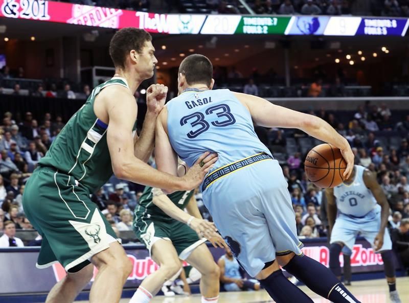 101-111. Antetokounmpo y los Bucks agravan la crisis de los Grizzlies