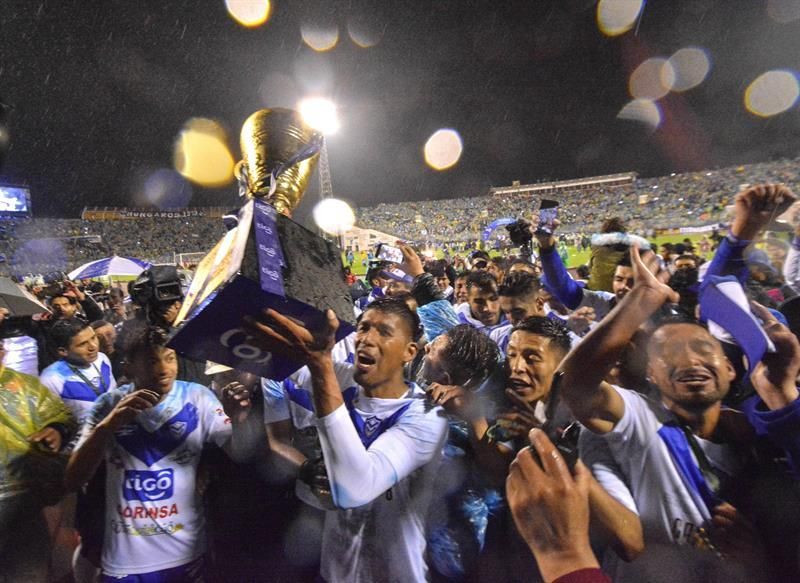 El San José, aún sin entrenador, comienza la defensa del título del fútbol en Bolivia