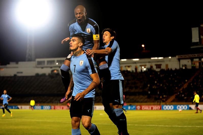Uruguay se enfrenta a Ecuador con la necesidad de ganar para mantener el título