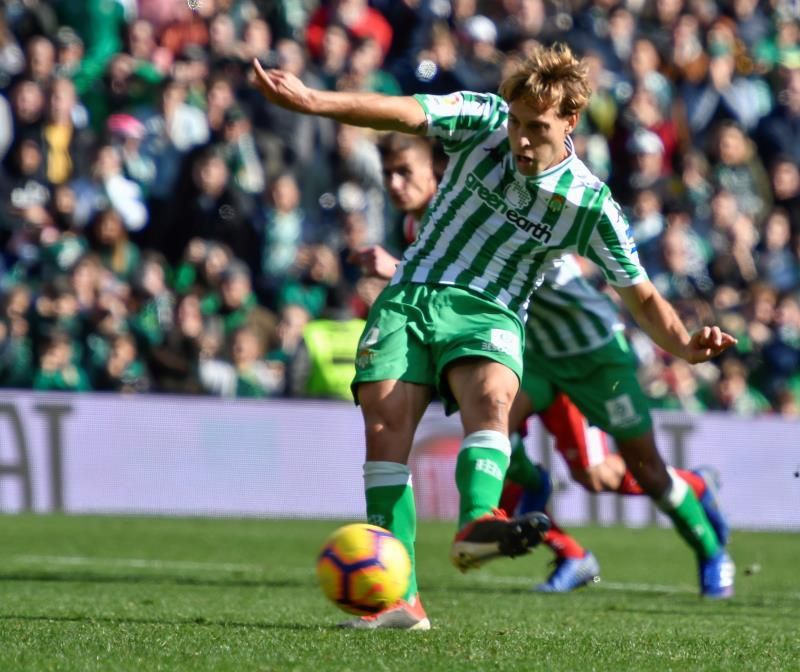 3-2. El Betis gana un duelo intenso con gol de penalti de Canales al final