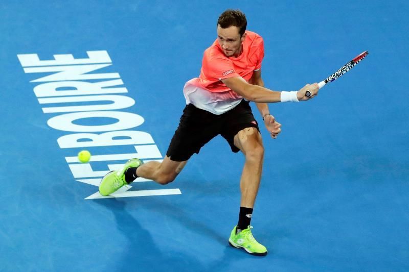 Djokovic pasa con oficio y Zverev cae ante Raonic