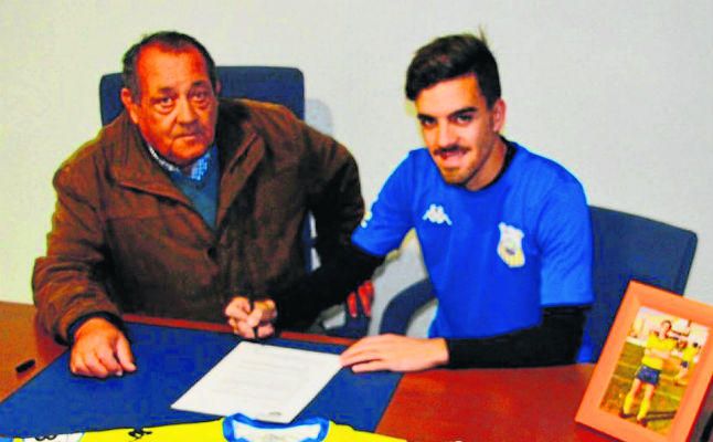 Juanito firma con el Coria: "Es mi casa"