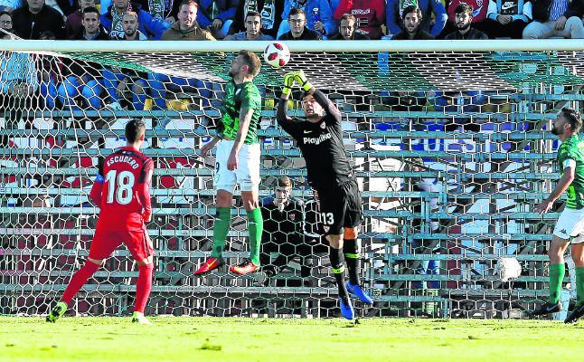 Juan Soriano, respaldado