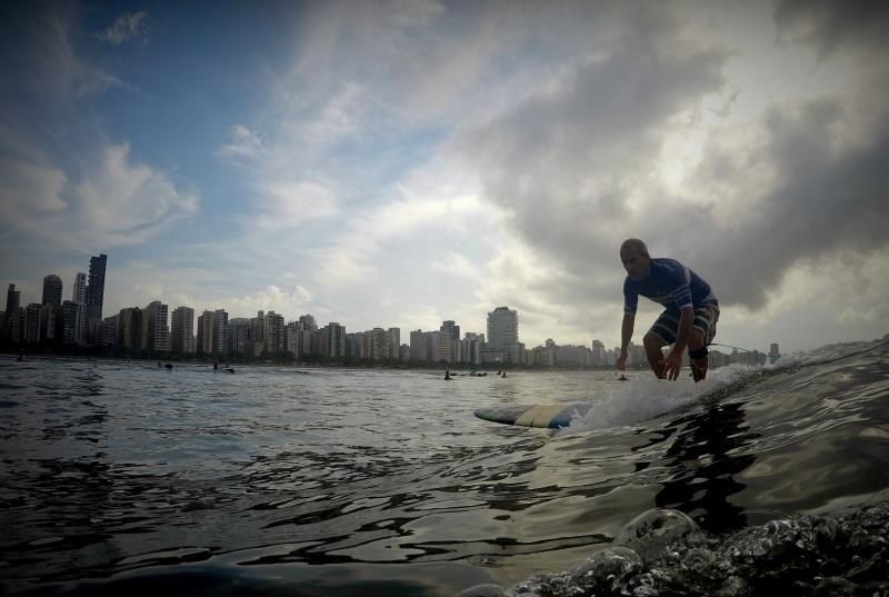Los "abuelos" del surf en Brasil, en la cresta de la vida con más de 50 años