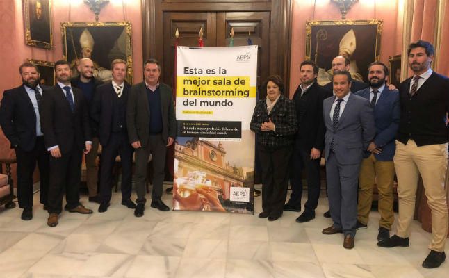 El alcalde Sevilla, Juan Espadas, conoce la campaña 2019 del Día del Patrón de la Publicidad