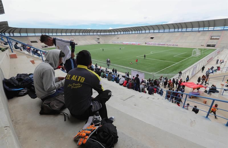 El primer partido de liga en el estadio más alto atrae la atención en Bolivia
