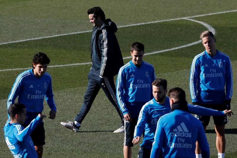 Solari cita a 21 futbolistas y tendrá que hacer tres descartes en Barcelona