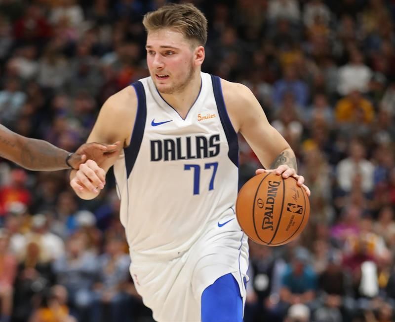 99-93. Doncic logra su tercer triple-doble en la victoria de los Mavericks sobre los Hornets