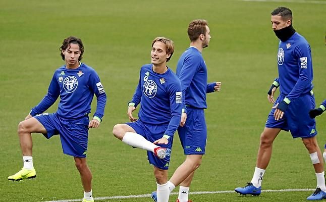 Feddal se entrena y palia la escasez de efectivos de la defensa bética