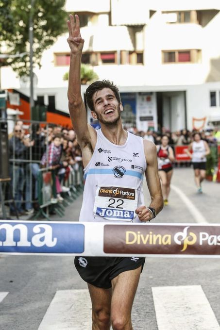 Marc Tur revalida título, Raquel González bate el récord de España