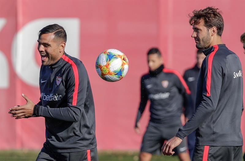 Mercado, Rog y Arana, novedades en la lista del Sevilla para Roma