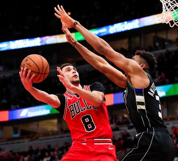 Westbrook supera la marca de Chamberlain; Harden sigue con racha de 30 puntos