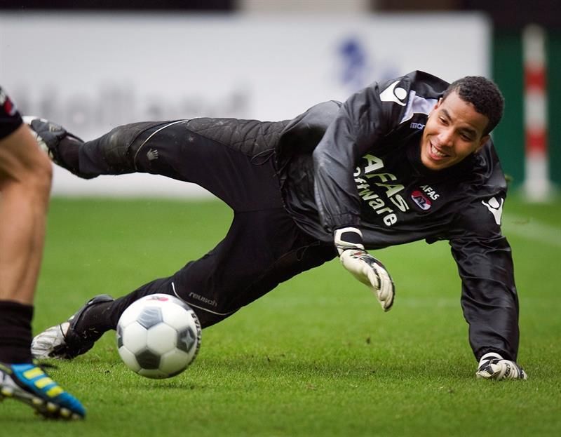 Esteban Alvarado, el ganador de un guante de oro sigue atrapado por polémicas