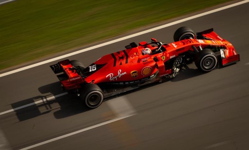 Ferrari se vuelve a mostrar fuerte en el debut de rojo de Leclerc