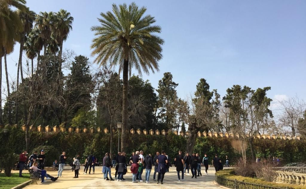 Los tifosi de la Lazio aguardan en los Jardines de Murillo