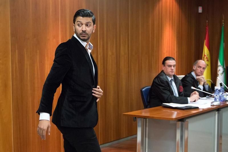 El jeque Al-Thani, dueño del Málaga, dice que no firmó contrato con BlueBay