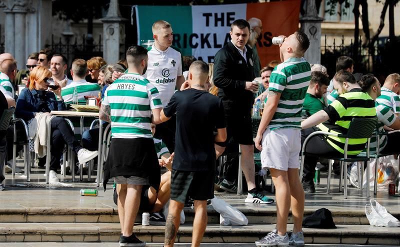Miles de aficionados del Celtic tiñen de verde la ciudad de Valencia