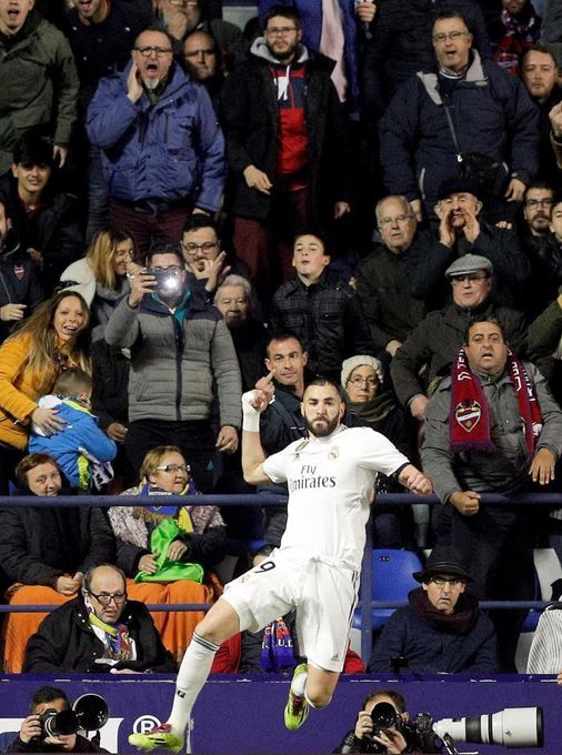 Benzema, de penalti con VAR, adelanta al Real Madrid en el 43