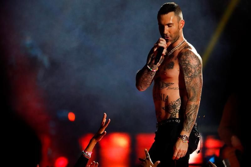 Documentan quejas sobre el semidesnudo del cantante Levine en el Super Bowl