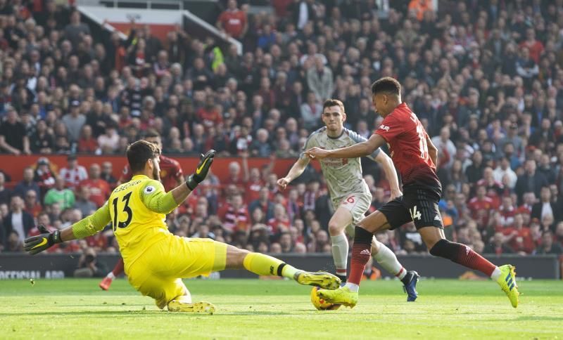 El Liverpool se deja dos puntos en Old Trafford pero sigue líder