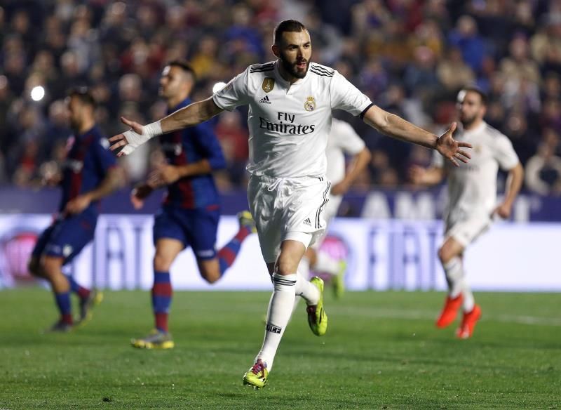 1-2. Dos penaltis con VAR dan la victoria al Madrid ante un Levante intenso
