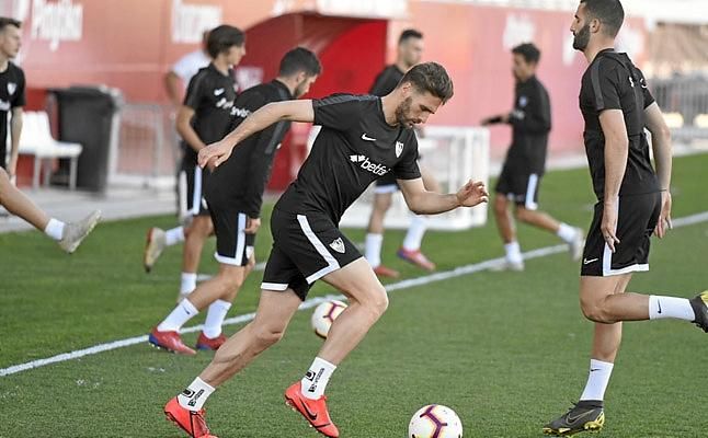 Machín, sin cinco centrales, prepara ya en el partido de Huesca