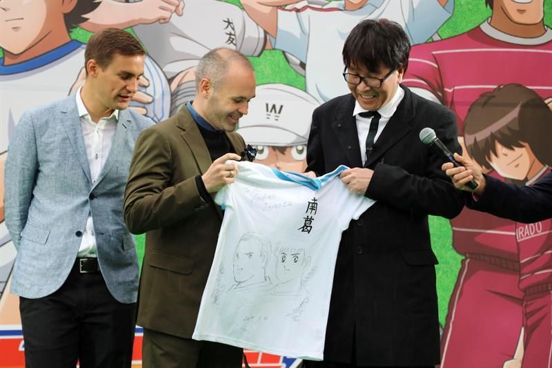 Iniesta inaugura en Tokio una estación dedicada a la serie "Oliver y Benji"
