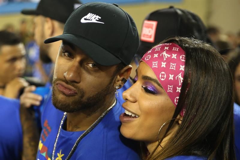 Neymar prosigue por el sambódromo de Río su proceso de recuperación en Brasil