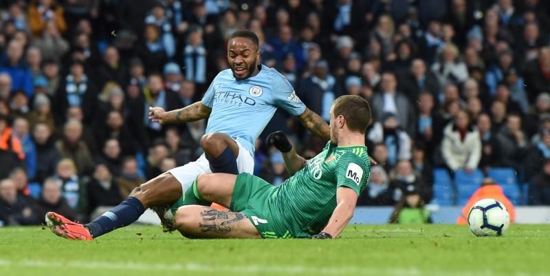 Sterling consolida el liderato del City con polémica