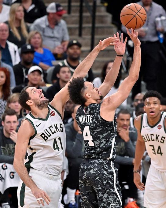 121-114. Aldridge y DeRozan superan a Antetokounmpo con remontada de Spurs