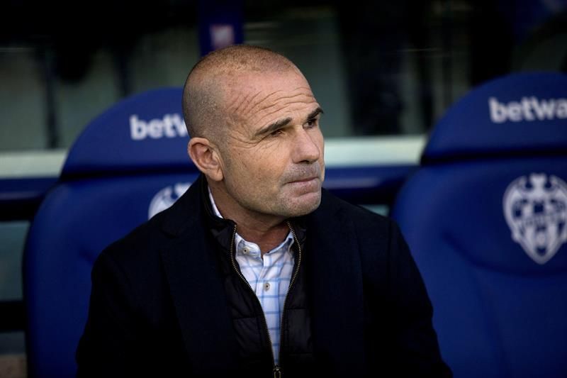 Paco López convoca a veinte futbolistas para jugar en Anoeta