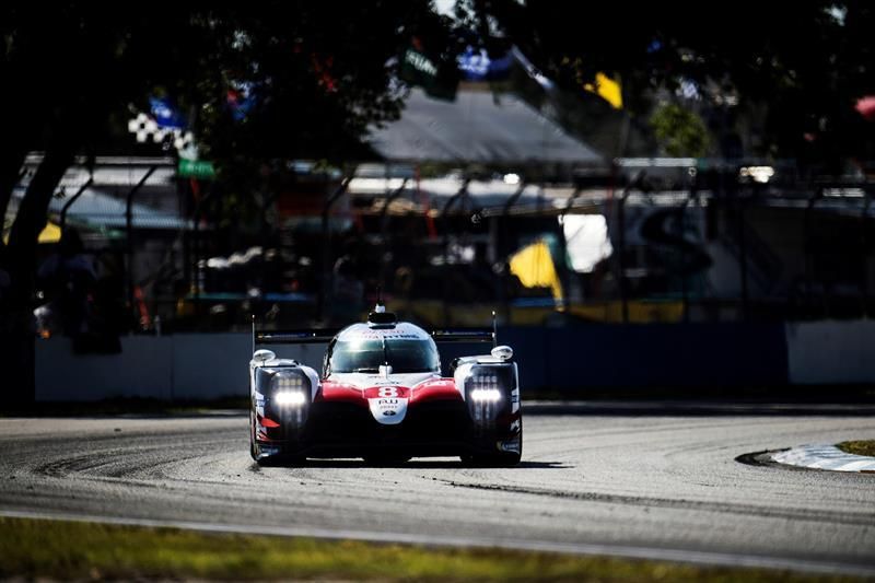 Alonso, más líder, sobrevoló triunfal los baches de Sebring