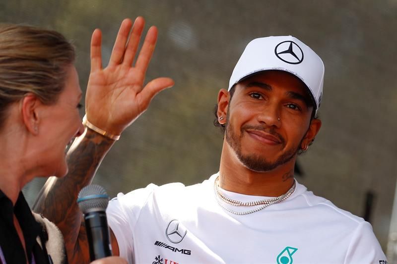 Hamilton logra la 'pole' y saldrá primero en Australia