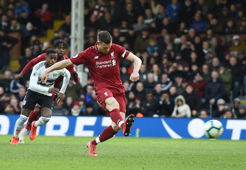 Un penalti transformado por James Milner pone líder al Liverpool