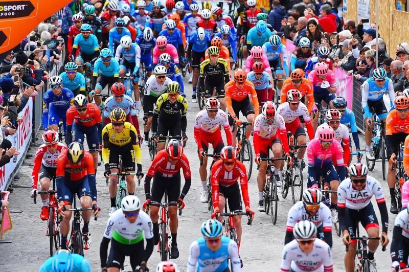 Alaphilippe gana en Jesi y Yates llega de azul a la contrarreloj final