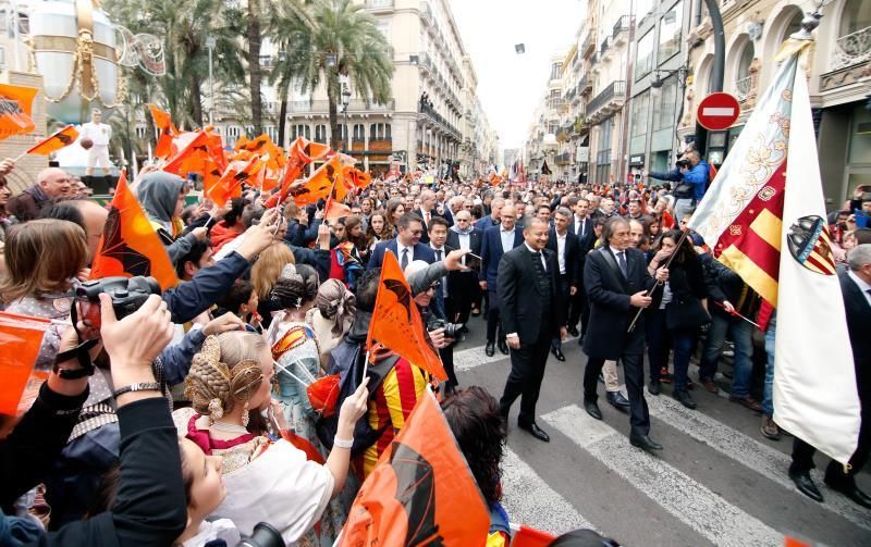 Banderas, música y las estrellas del Valencia en la procesión cívica del centenario