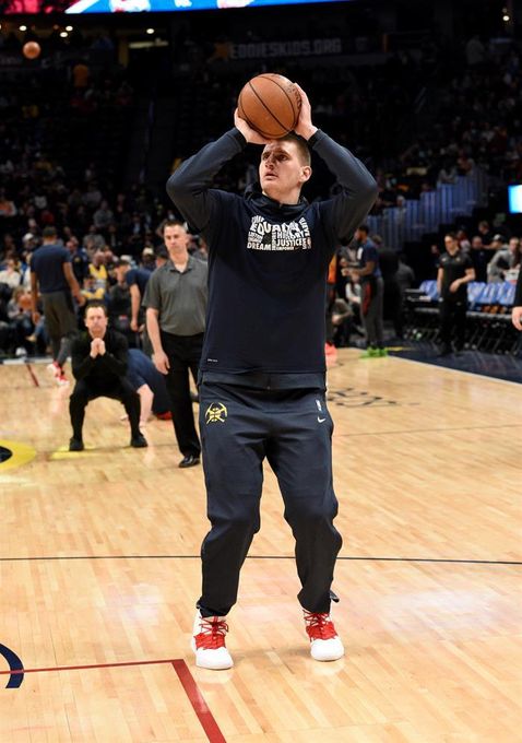 105-114. Jokic, con un doble-doble, pone a Nuggets en playoffs