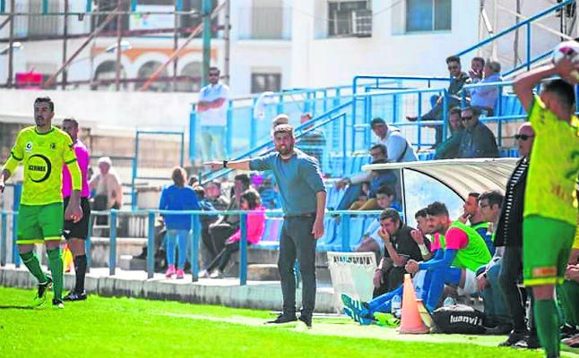 Marc Domínguez, entrenador del Écija: "No tenemos la fortuna de cara a portería"