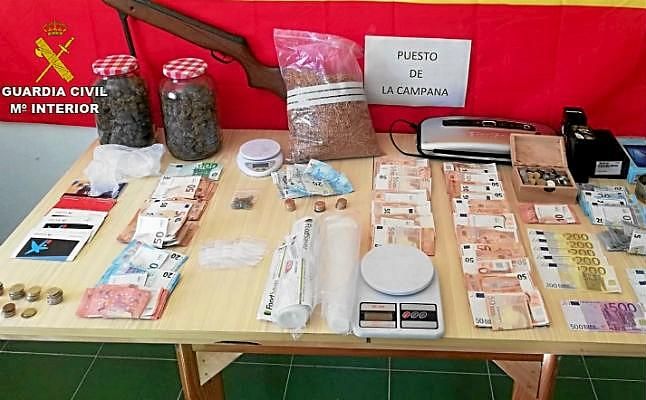 Detenidos un matrimonio, sus hijos y la novia de unos de ellos por vender droga en La Campana