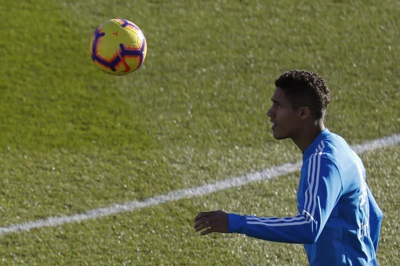 Varane no quiere hablar de su futuro en el Madrid