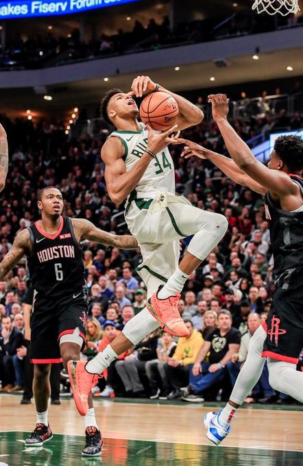 108-94. Bledsoe y los líderes Bucks pasan sobre los Rockets de Harden