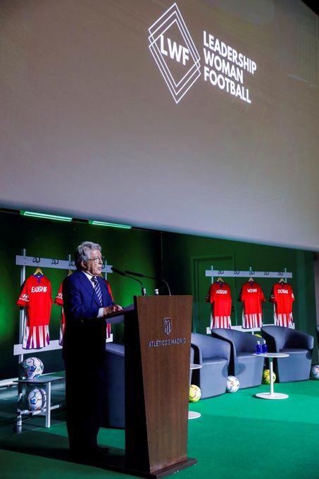 Enrique Cerezo: "No podemos desaprovechar el crecimiento del fútbol femenino"