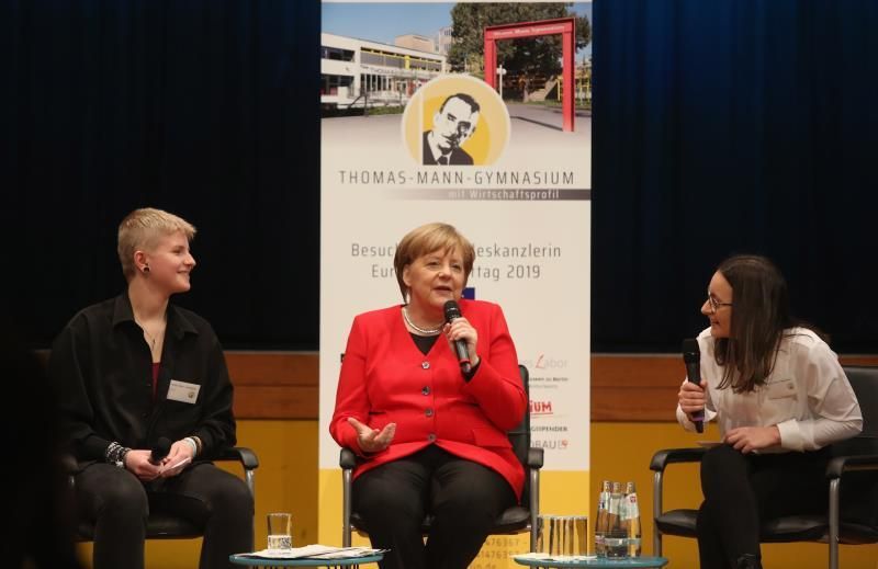 Merkel aborda con los jóvenes el peligro de los populismos para Europa