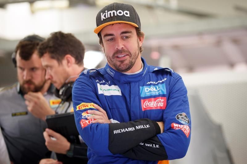 Russell, con el Mercedes, lidera el segundo día de test con Alonso y Sainz
