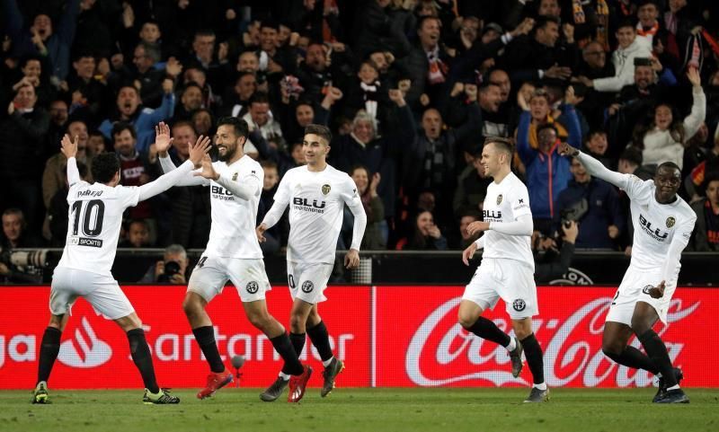 2-1. El Valencia supera a un discreto Real Madrid y deja la Champions a punto