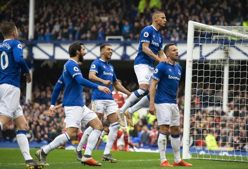 El Everton complica al Arsenal
