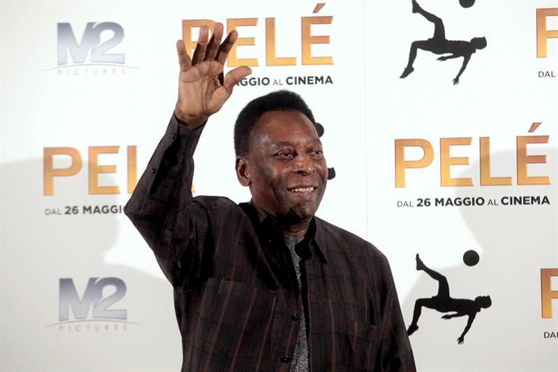 Pelé es nuevamente ingresado a un hospital, a su llegada a Brasil